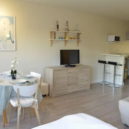 Studio Renove Avec Vue Partielle Sur Le Port, A 800m De La Plage Et A Deux Pas Des Commerces - Fr-1-249-345 * Agde